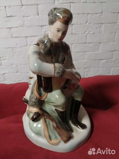Фарфоровая статуэтка