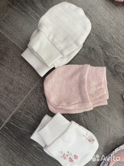 Шапочки Mothercare и антицарапки Next для девочки