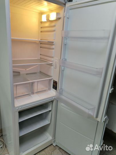 Холодильник Hotpoint-Ariston