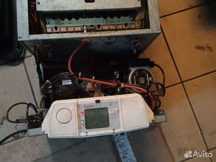 Настенный газовый котел на запчасти