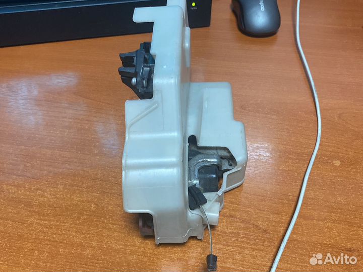 Замок двери передний правой touareg 1