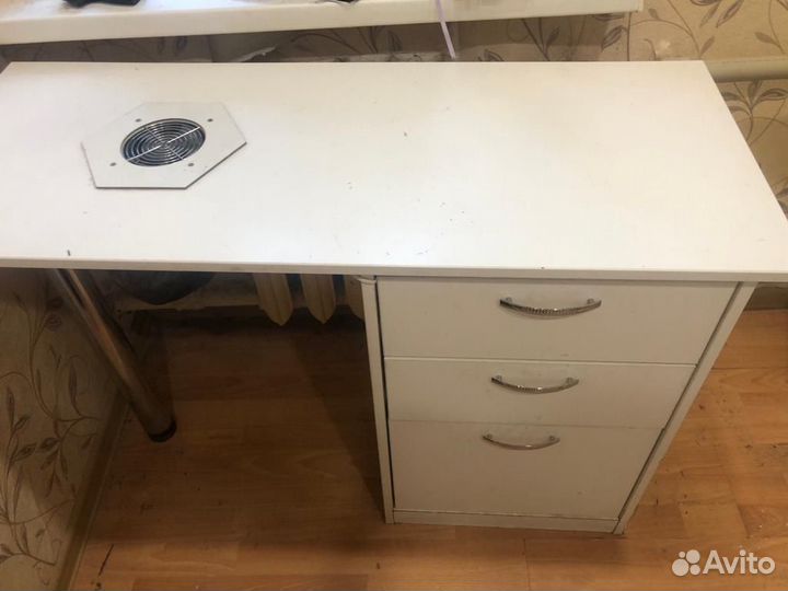 Стол маникюрный