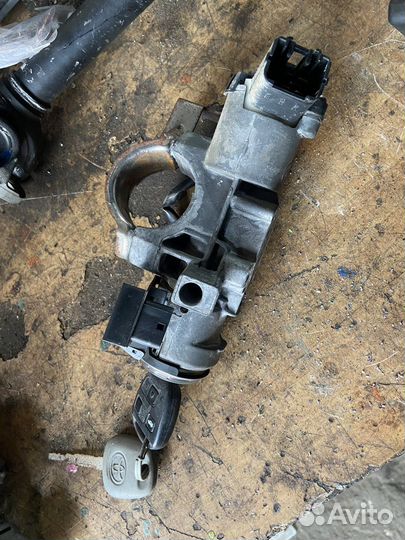 Замок зажигания Toyota Avensis T250