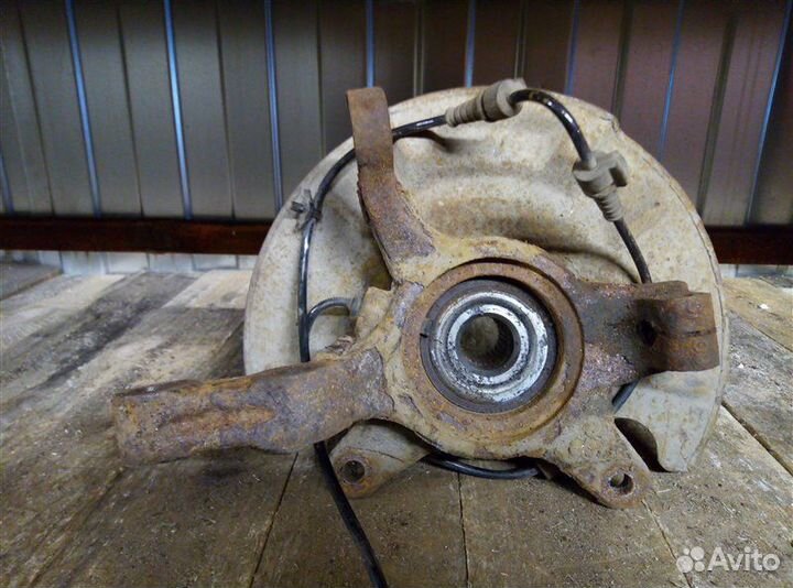 Кулак (цапфа) передний правый Suzuki Sx4 2010