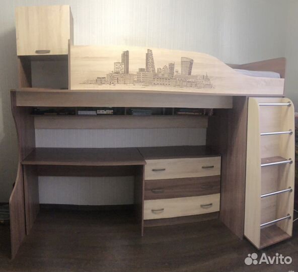 Детская мебель: кровать, стол, комод