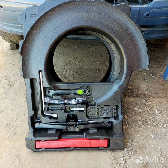 Отсек домкрат Mercedes Benz