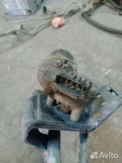 Трапеция стеклоочистителей Audi80