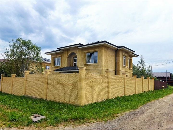 Дом 193,3 м² на участке 4,5 сот.