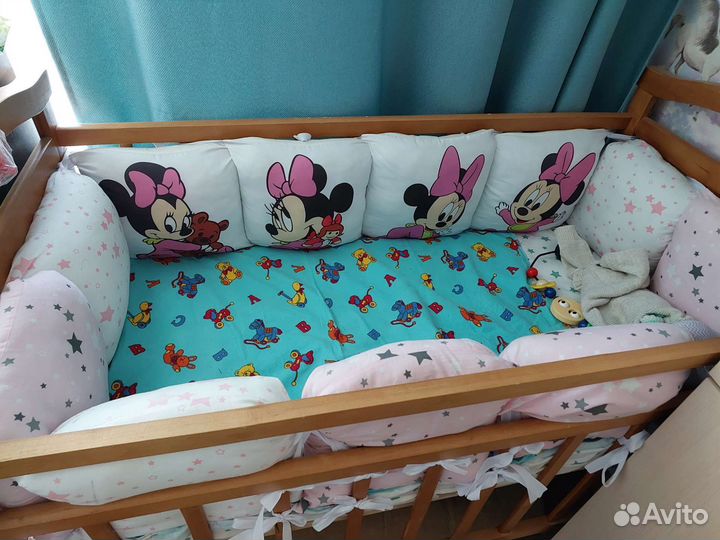 Детская кроватка с маятником