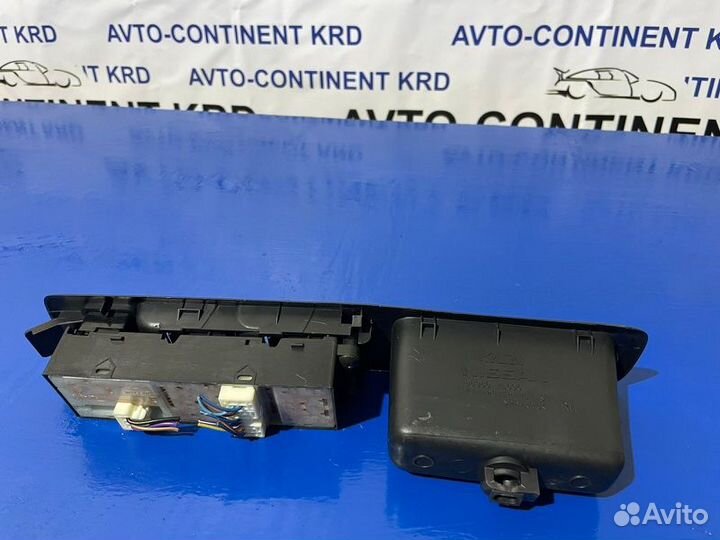 Блок управления стеклоподъемниками передний правый