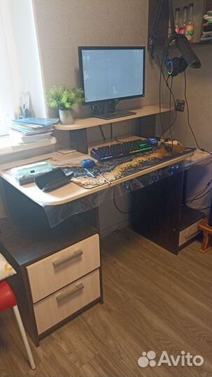 Школьный, компьютерный стол