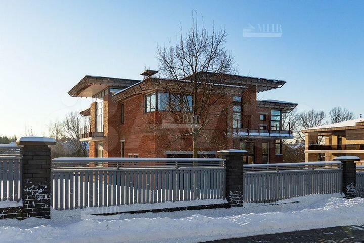 Дом 922,2 м² на участке 35,4 сот.