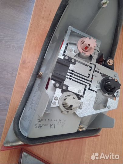 Фонарь задний, правый. Мерседес Е класс