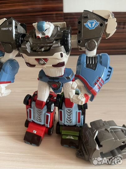 Робот трансформер из серии Тоботы