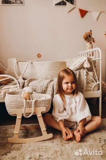 Вязаная люлька для куклы