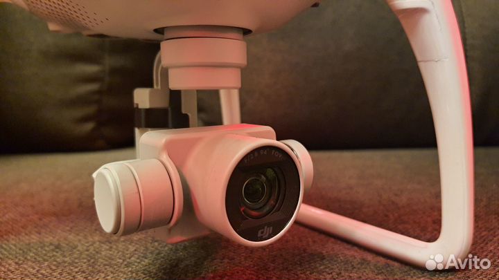 Квадрокоптер DJI Phantom 4