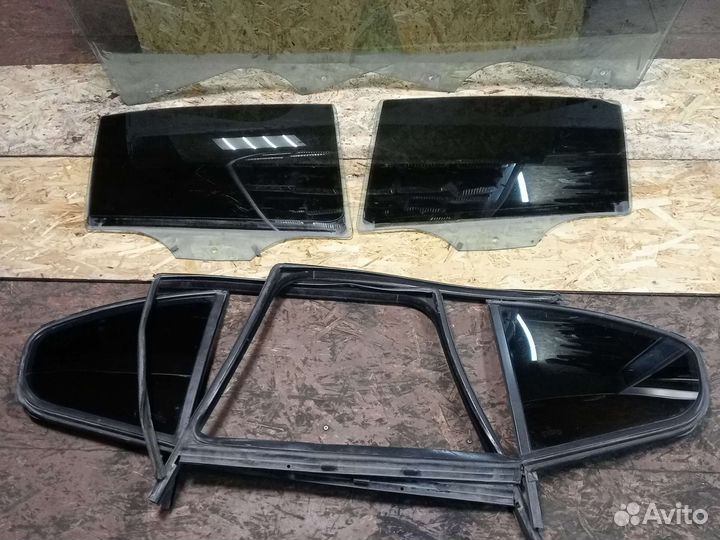 Стекло двери Skoda Octavia A5