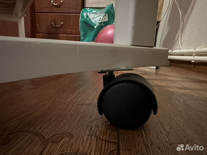 Детская кроватка с маятником