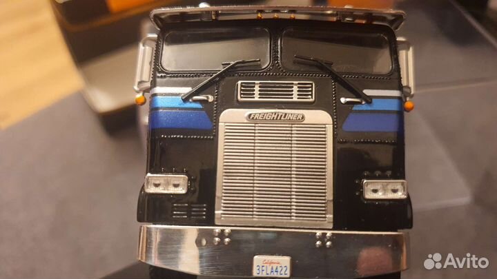 Колекционнный модель Freightliner FLA 1.43