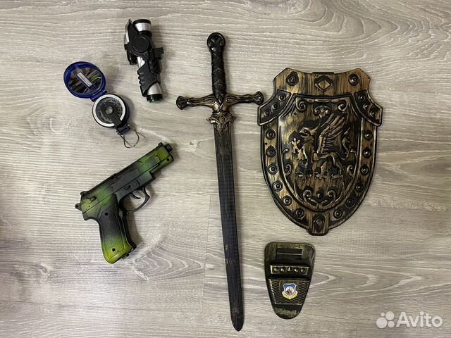 Игрушки: щит, меч, пистолет, бинокль, компас