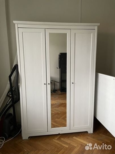 Шкаф распашной с зеркалом