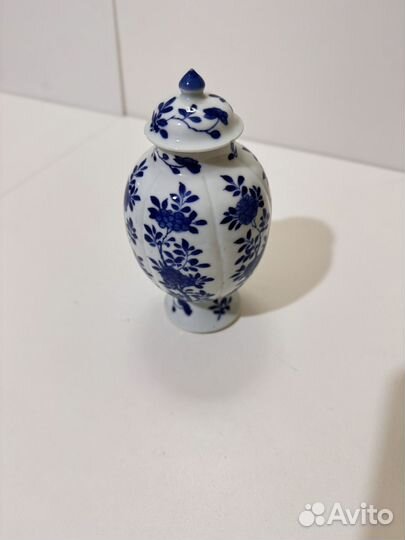 Фарфоровая ваза с крышкой