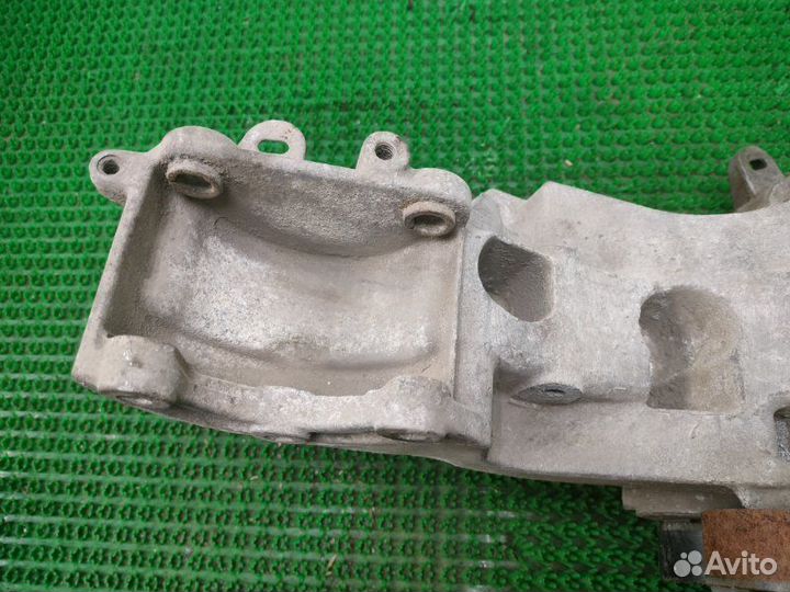 Кронштейн генератора Renault Logan 1 K4M 2010