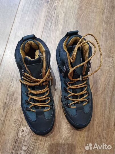 Походные ботинки