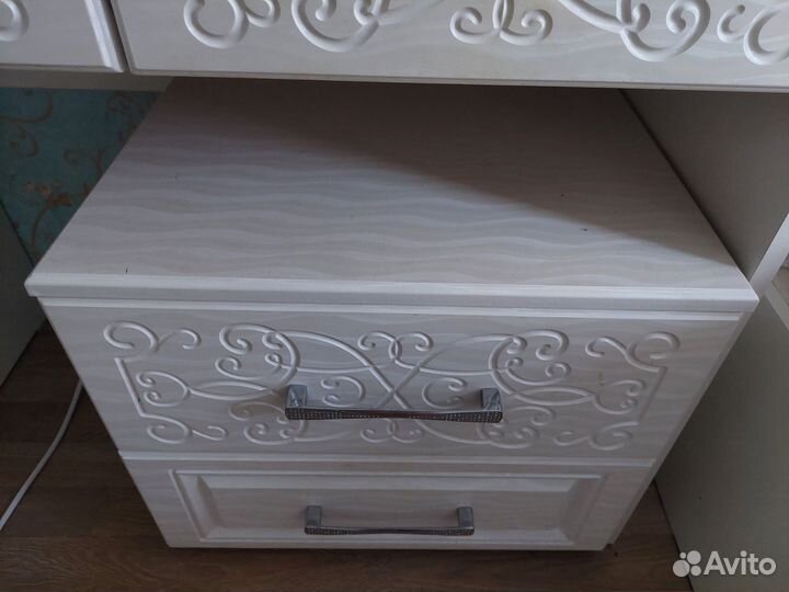 Кровать с матрасом, маникюрный стол и тумба