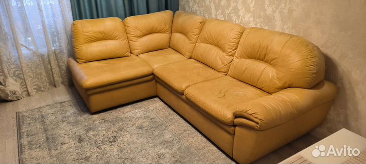 Угловой кожаный диван