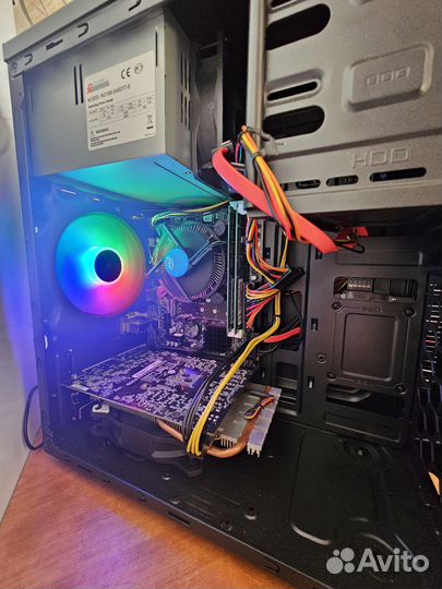 Игровой компьютер с монитором, клавиатурой и мышью