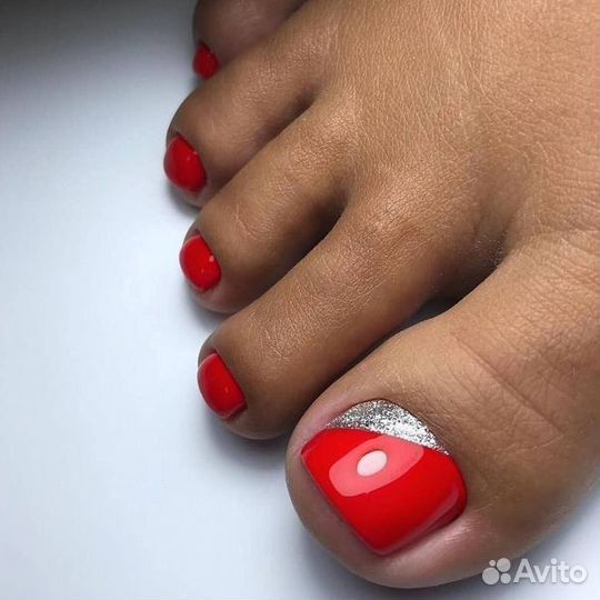 Модель на педикюр с покрытием гель-лак