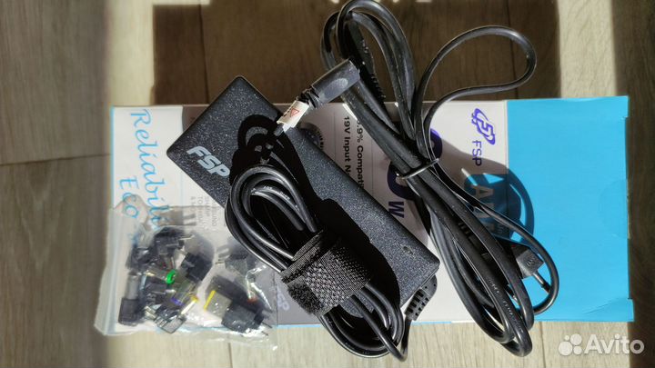 Универсальный адаптер для ноутбука