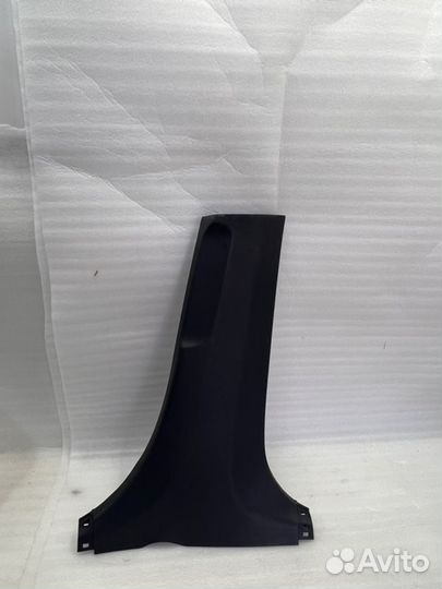 Накладка центральной стойки (внутренняя) левая