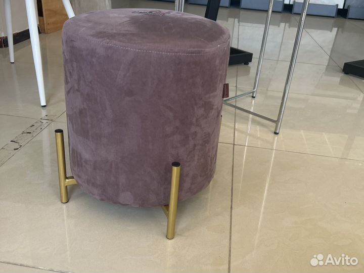 Стол стулья и пуф