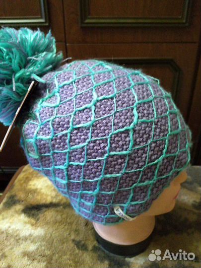 Молодёжные новые шапки от итальянской марки