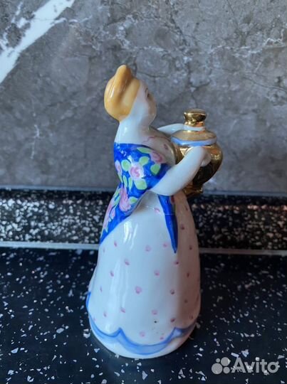 Фарфоровая статуэтка женщина с самоваром