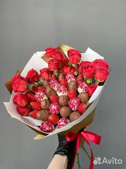 Клубника в шоколаде, банан, финики,букеты