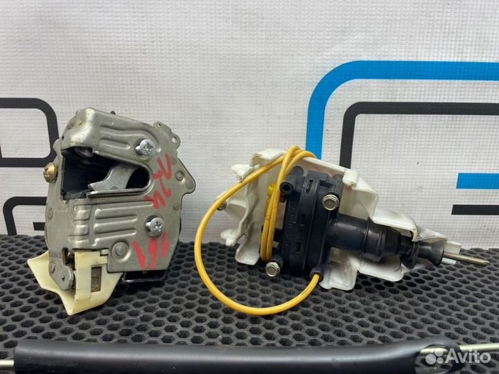 Замок двери задний левый Mercedes-Benz E-Class