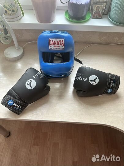 Боксерский шлем с перчатками