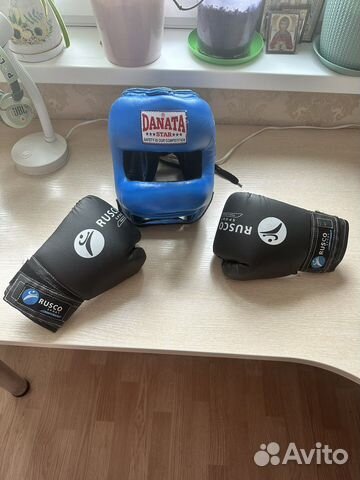 Боксерский шлем с перчатками