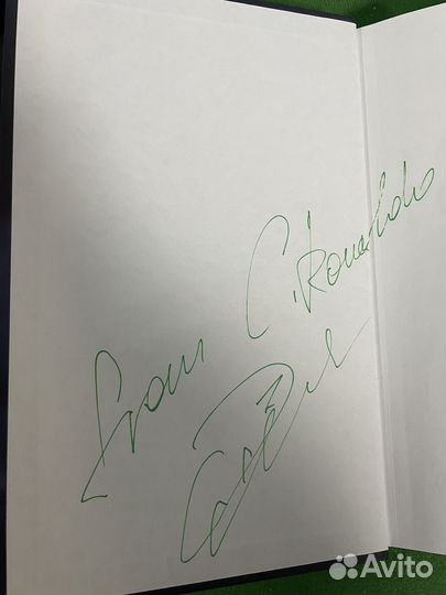 Книга с автографом футболиста Криштиану Роналду