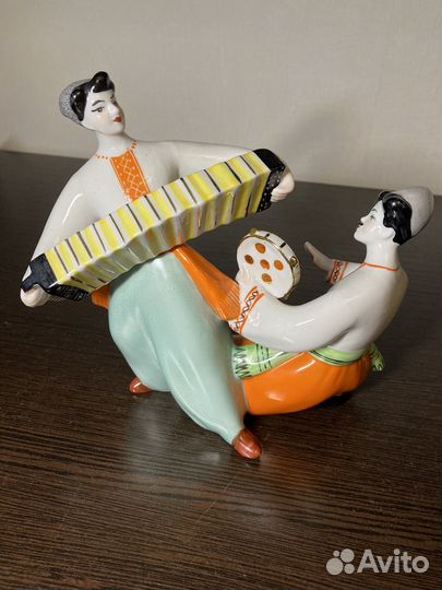 Фарфоровая статуэтка