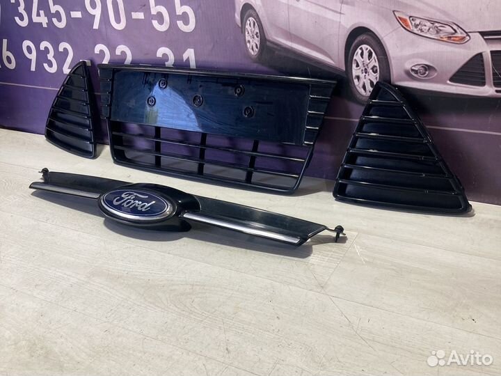 Решетка переднего бампера центральная Ford Focus 3