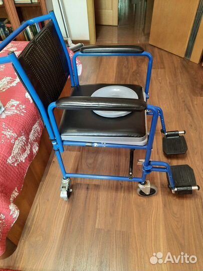 Кресло санитарное на колесиках