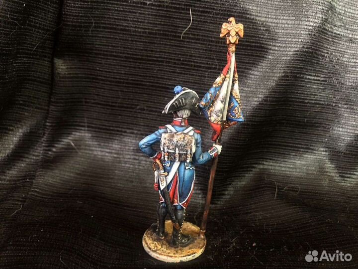 Оловянная фигурка. Французский солдат с флагом