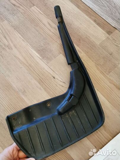 Брызговик задний левый на Мерседес С 180