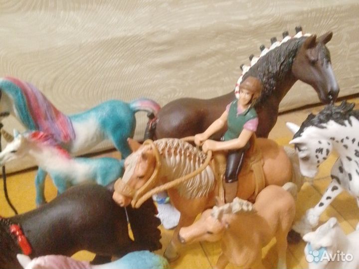 Фигурки лошадок