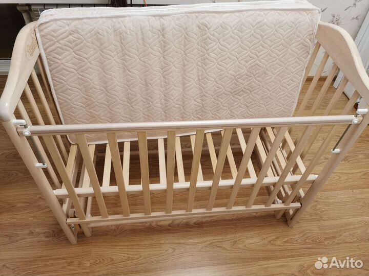 Детская кроватка с маятником