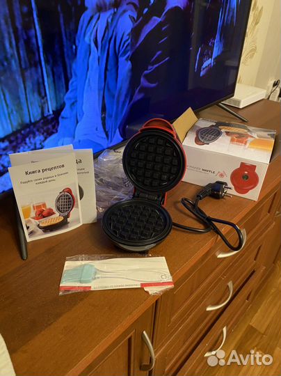 Вафельница новая с кисточкой и рецептами